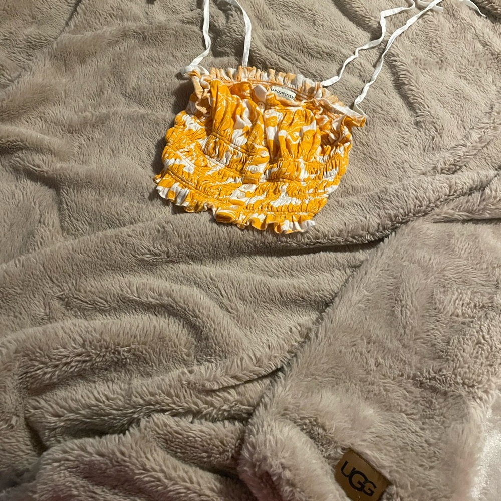 URBAN OUTFITTERS CROP TOP